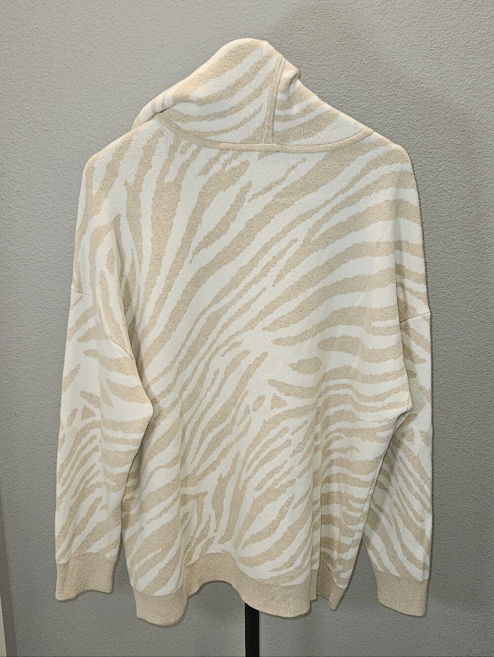 Chico's Zenergy Women's Size 3 (XL) Cream Zebra-Stripe Knit Hoodie Sweater NWOT - Picture 4 of 10